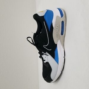 Mens nike air max tennis shoes.